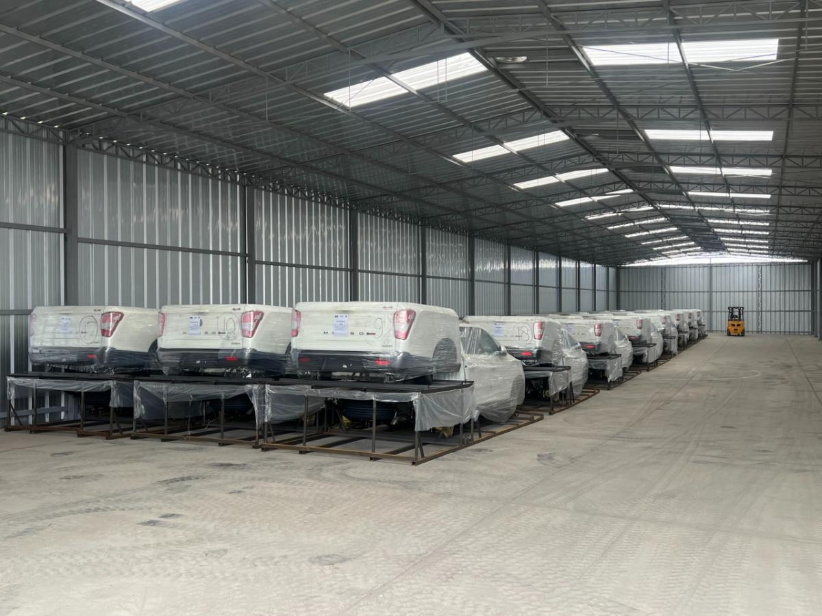 페루 리마 육군 조병창 내 조립을 위해 준비중인 국산 차량. /사진=조규희 기자