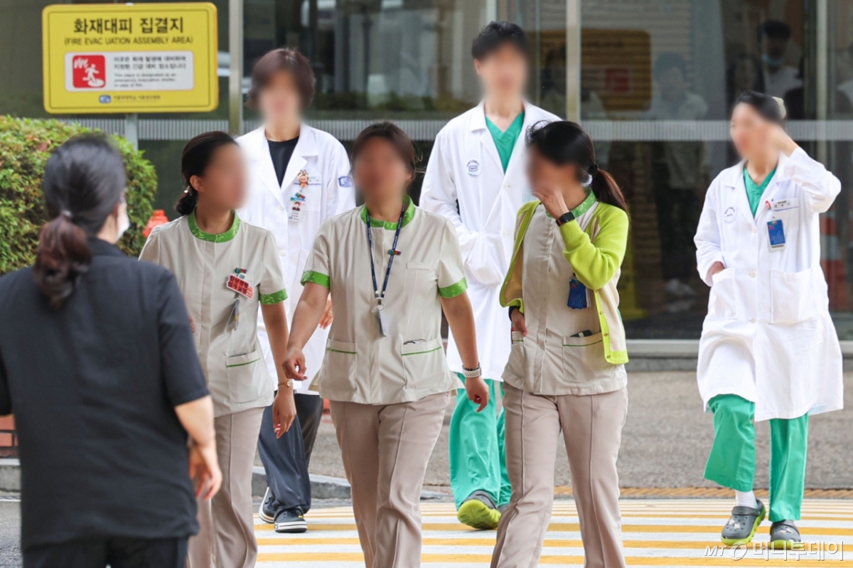 [서울=뉴시스] 권창회 기자 = 20일 서울 시내 대학병원에서 간호사들이 이동하고 있다. 오랜 진통 끝에 제정된 간호법이 오는 21일 시행된다. 간호법은 간호사와 전문간호사, 간호조무사의 자격과 업무, 권리, 처우 개선 등에 대한 내용을 담고 있다. 2025.06.20. kch0523@newsis.com /사진=권창회