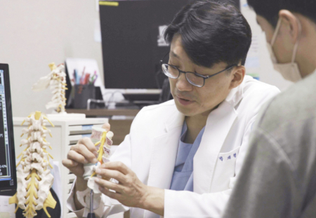 박재현 바른세상병원 척추센터 원장(신경외과 전문의)이 환자를 진료하고 있다./사진=바른세상병원