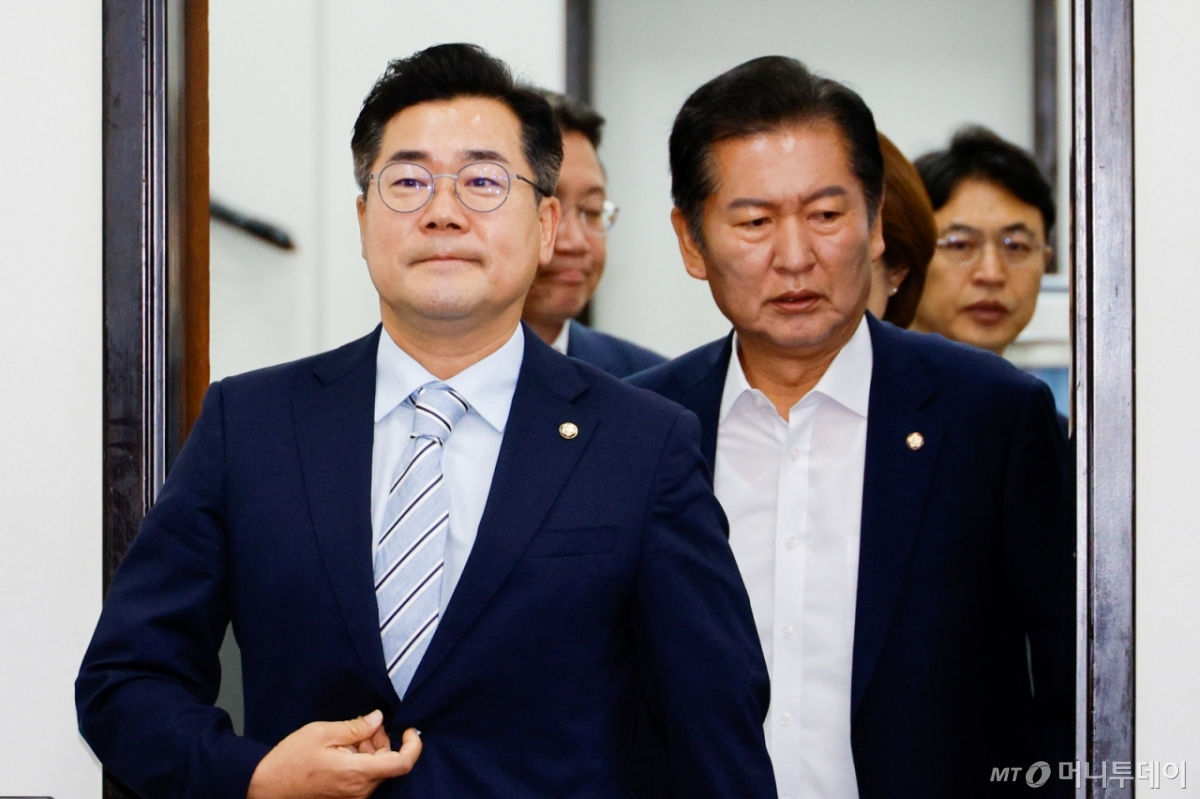 (서울=뉴스1) 안은나 기자 = 박찬대 더불어민주당 대표 직무대행 겸 원내대표(왼쪽)와 정청래 최고위원이 12일 오전 서울 여의도 국회에서 열린 최고위원회의에 입장하고 있다. 2024.8.12/뉴스1  Copyright © 뉴스1. All rights reserved. 무단 전재 및 재배포,  AI학습 이용 금지. /사진=(서울=뉴스1) 안은나 기자