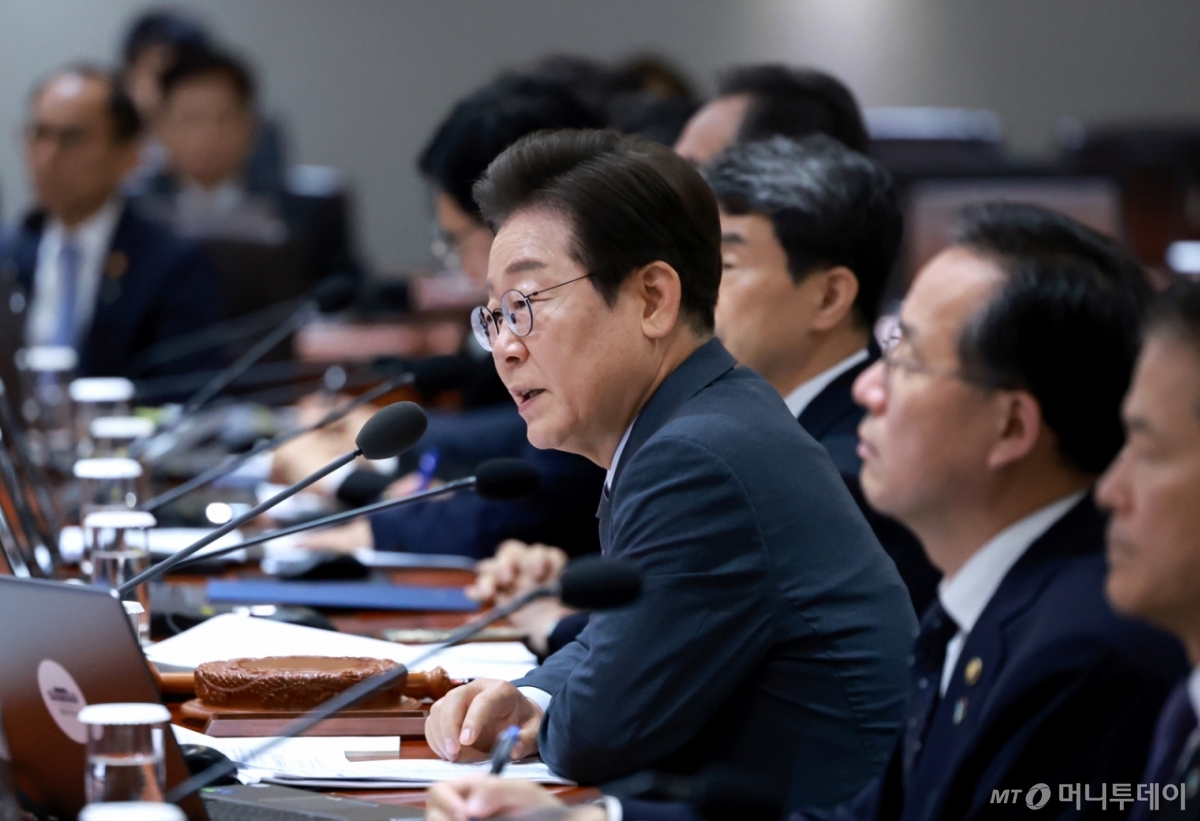 [서울=뉴시스] 고범준 기자 = 이재명 대통령이 24일 서울 용산 대통령실 청사에서 열린 국무회의에서 발언하고 있다. (대통령실통신사진기자단) 2025.06.24. bjko@newsis.com /사진=고범준