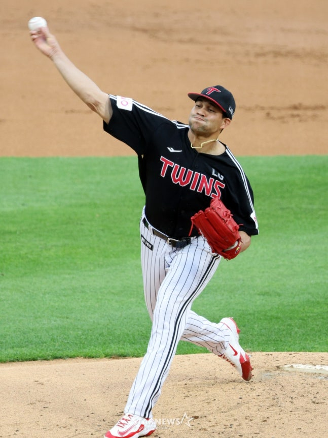 LG 외국인 투수 요니 치리노스가 24일 수원 KT전에서 역투하고 있다. /사진=강영조 선임기자