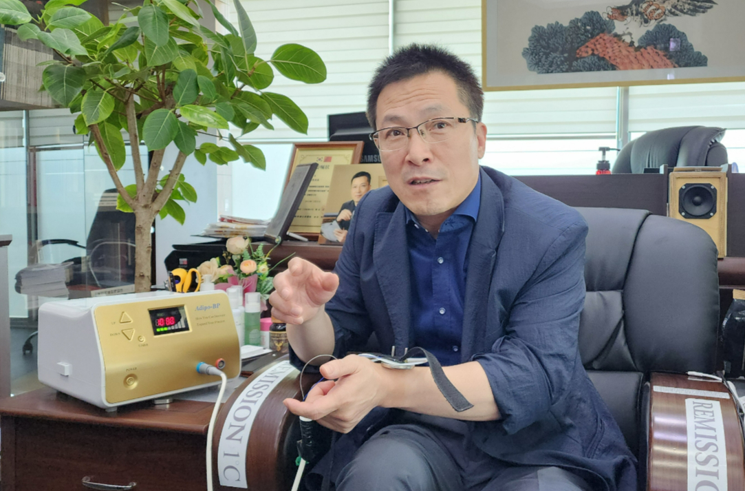이번 연구에 사용된 리미션을 개발한 아디포랩스 한성호 대표가 고주파 온열치료 원리를 기자에게 설명하고 있다. 그는 "현재 대부분은 국내 요양병원에서 비급여로 사용되고 있다"면서 "화상이나 근육 손상 부작용 없이 체온을 안정적으로 42도까지 올릴 수 있다. 향후 암 치료 뿐만 아니라 암 예방을 위해 고주파 온열치료가 활용되는 게 목표"라고 말했다. /사진=정심교 기자