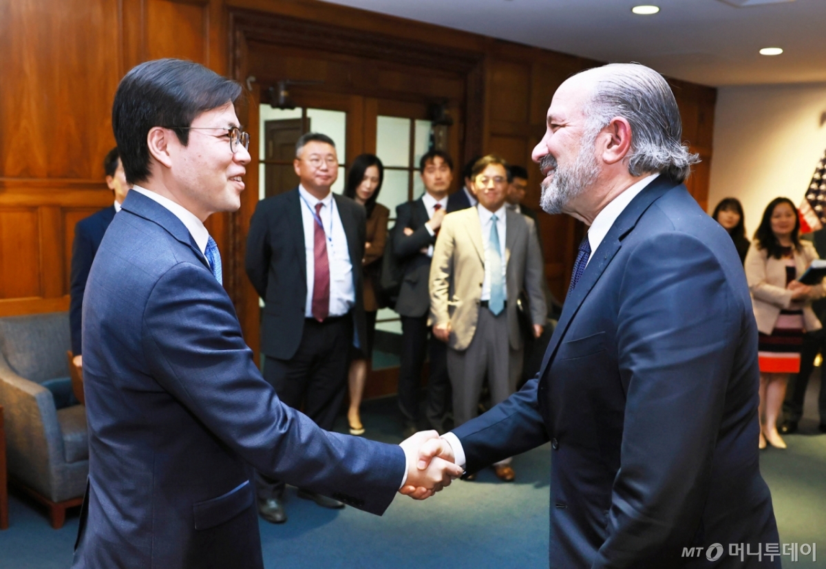 (서울=뉴스1) = 여한구 산업통상자원부 통상교섭본부장이 23일(현지시간) 미국 워싱턴 D.C 상무부 회의실에서 하워드 러트닉 미국 상무부 장관과 악수를 나누고 있다. (산업통상자원부 제공. 재판매 및 DB 금지) 2025.6.24/뉴스1  Copyright © 뉴스1. All rights reserved. 무단 전재 및 재배포,  AI학습 이용 금지. /사진=(서울=뉴스1)