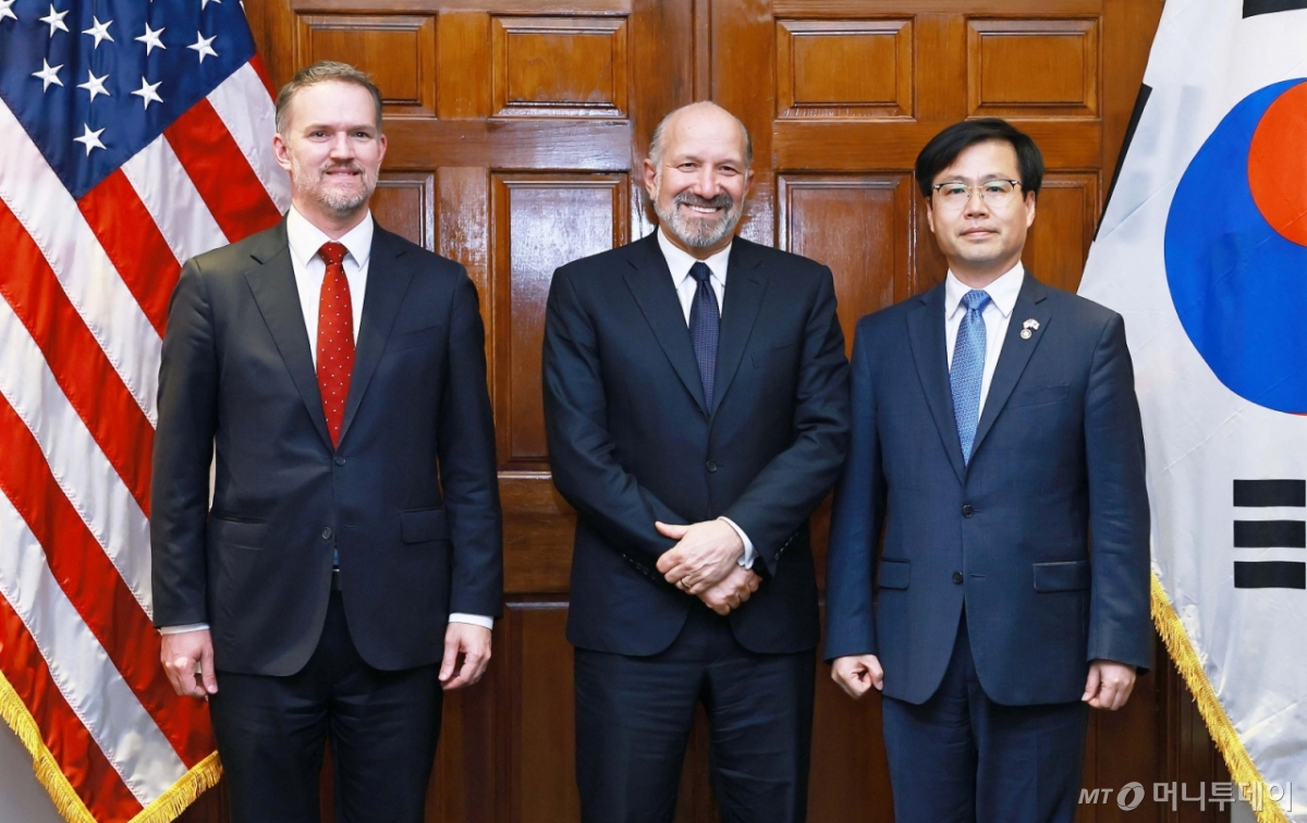 (서울=뉴스1) = 여한구 산업통상자원부 통상교섭본부장이 23일(현지시간) 미국 워싱턴 D.C 상무부 회의실에서 하워드 러트닉 미국 상무부 장관과 제이미슨 그리어 미국 무역대표부 대표와 면담 후 기념 촬영을 하고 있다. (산업통상자원부 제공. 재판매 및 DB 금지) 2025.6.24/뉴스1 Copyright © 뉴스1. All rights reserved. 무단 전재 및 재배포, AI학습 이용 금지. /사진=(서울=뉴스1)