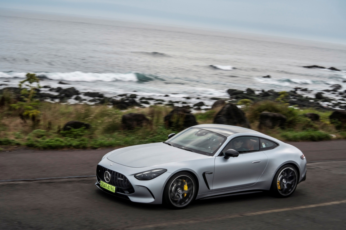 제주 해안도로를 달리고 있는 메르세데스-AMG GT 55./사진제공=메르세데스-벤츠 코리아