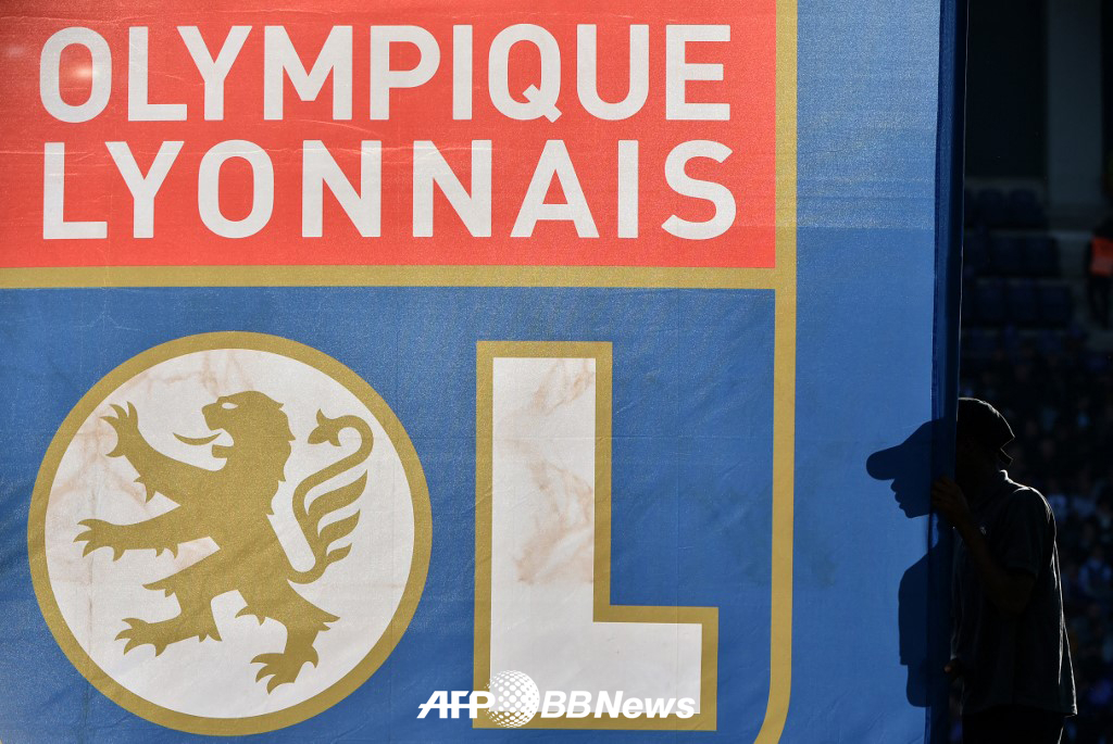 재정 악화를 이유로 프랑스 리그2 강등 징계가 결정된 올랭피크 리옹 구단 엠블럼. /AFPBBNews=뉴스1