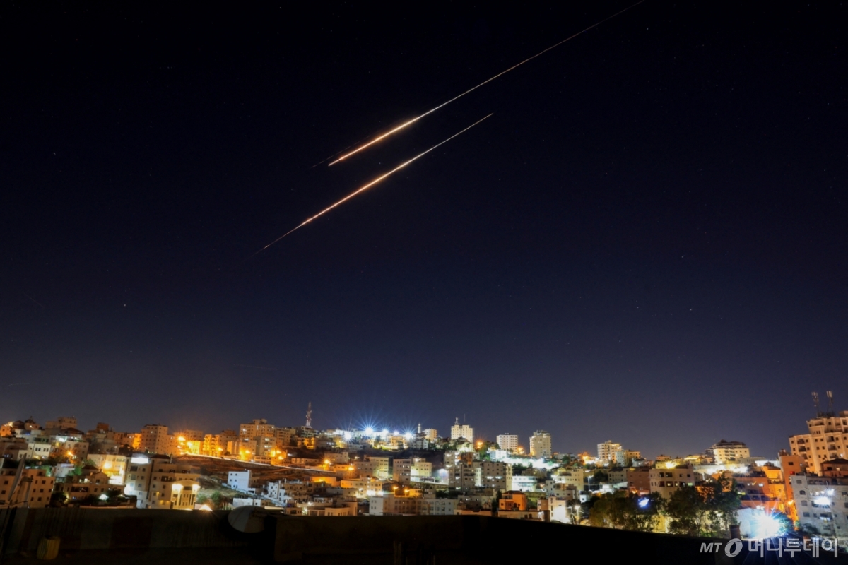 (헤브론 로이터=뉴스1) 권영미 기자 = 이스라엘 점령 서안지구 남부 도시 헤브론에서 목격된 이란에서 이스라엘로 발사된 미사일. 2025.06.19.  ⓒ 로이터=뉴스1  Copyright © 뉴스1. All rights reserved. 무단 전재 및 재배포,  AI학습 이용 금지. /사진=(헤브론 로이터=뉴스1) 권영미 기자