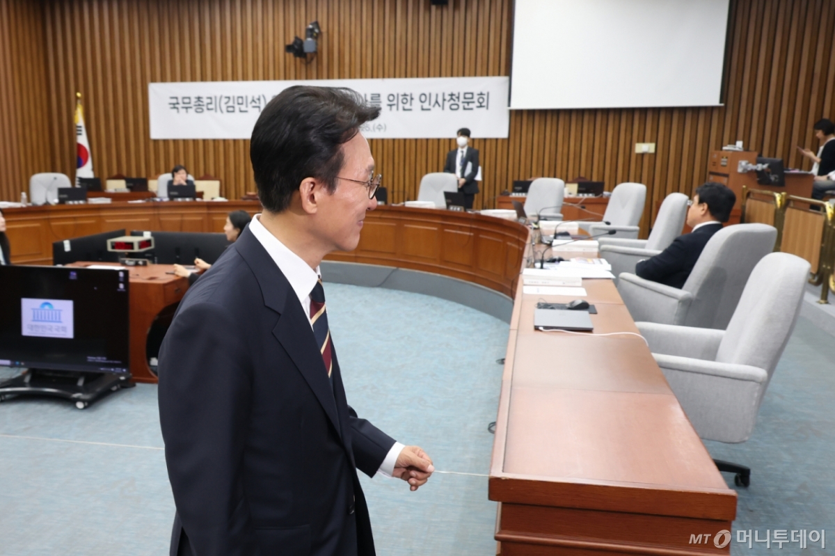 [서울=뉴시스] 고승민 기자 = 25일 서울 여의도 국회에서 열린 김민석 국무총리 후보자 인사청문회에서 국민의힘 의원들이 자료 관련 청문회 참여를 중단하자 이들을 기다리던 김 후보자가 저녁식사를 위해 이동하고 있다. 2025.06.25. kkssmm99@newsis.com /사진=고승민