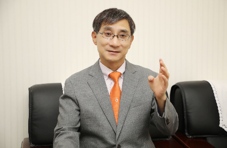 정형외과 전문의인 힘찬닥터 이수찬 대표가 단백질과 비타민D의 중요성에 대해 설명하고 있다./사진=힘찬닥터