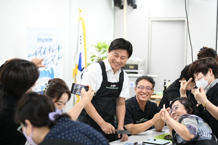 조용익 부천시장이 '어쩌다동장' 프로그램을 통해 시민들과 소통하는 모습./사진제공=부천시 