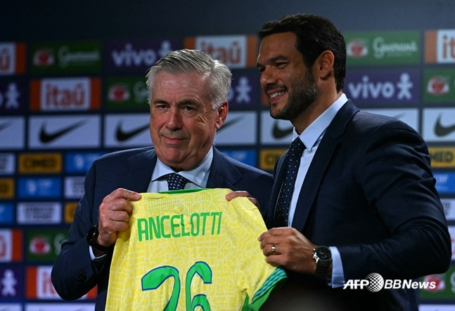 카를로 안첼로티(왼쪽) 감독과 사미르 샤우드 브라질 축구협회장.  /AFPBBNews=뉴스1