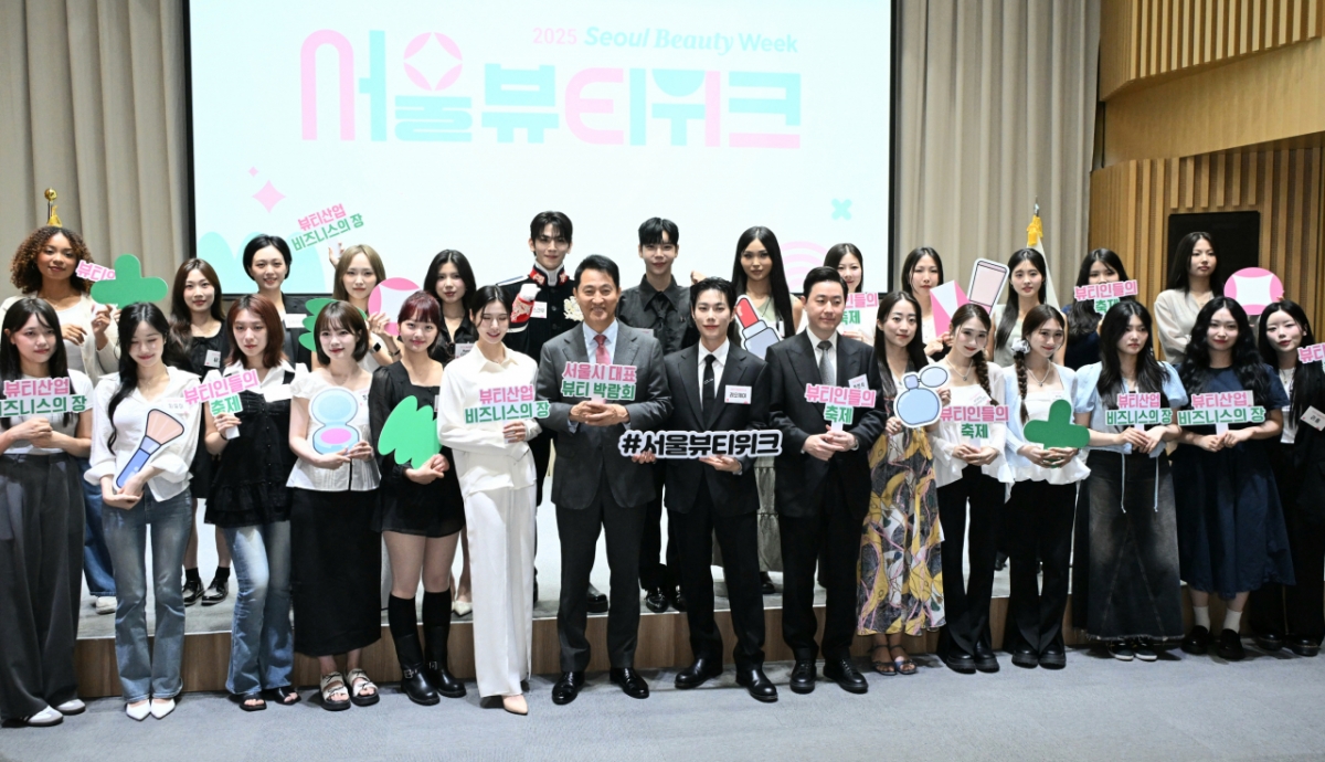 오세훈 서울시장이 26일 열린 '2025 서울뷰티위크 홍보단 발대식'에서 홍보단과 기념사진을 촬영하고 있다. /사진=서울시 