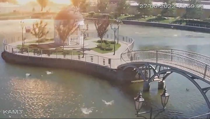 크레멘주크시 실포 쇼핑 센터 맞은 편 공원에서 미사일 공습 당시 찍힌 CCTV 영상이 공개됐다./ 사진= SNS