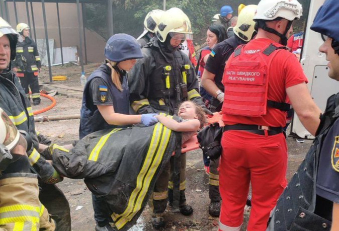 드미트로 쿨레바 우크라이나 외무장관이 실포 쇼핑 센터 사건과 관련해 한 어린이가 러시아군의 쇼핑몰 공격으로 부상당한 모습을 트위터에 올렸다. /사진=드미트로 쿨레바 트위터 갈무리