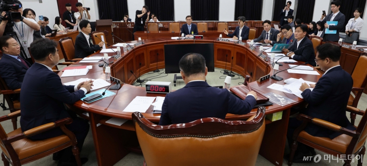 국민의힘 소속 신성범 국회 정보위원장이 26일 서울 여의도 국회에서 열린 국회 정보위원회 전체회의를 개회하고 있다. / 사진=뉴시스