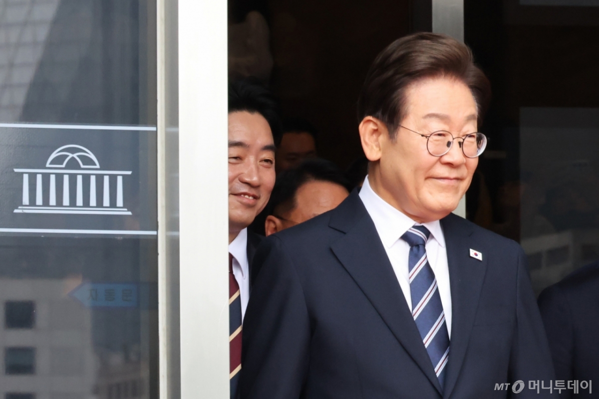 [서울=뉴시스] 국회사진기자단 = 이재명 대통령이 26일 서울 여의도 국회에서 추가경정예산 시정연설을 마친 뒤 본청을 나서고 있다. 2025.06.26. photo@newsis.com /사진=류현주