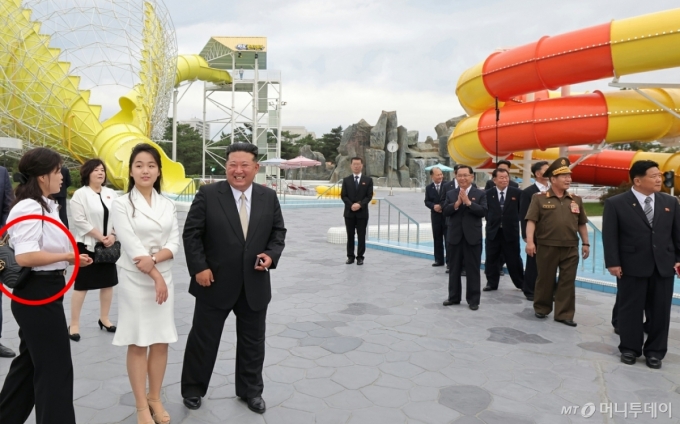 북한 노동당 기관지 노동신문은 26일 "세계를 앞서나가려는 우리 인민의 애국적 열정을 배가해주는 긍지스럽고 고무적인 창조물인 원산갈마해안관광지구 준공식이 6월 24일에 성대히 진행됐다"고 보도했다. 행사에는 리설주 여사와 딸 김주애가 동행했다. 김정은 북한 노동당 총비서의 아내 리설주 여사가 구찌 제품(빨간색 원)으로 보이는 가방을 메고 있다. / 사진=뉴스1(노동신문)