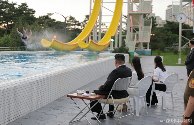 북한 노동당 기관지 노동신문은 26일 "세계를 앞서나가려는 우리 인민의 애국적 열정을 배가해주는 긍지스럽고 고무적인 창조물인 원산갈마해안관광지구 준공식이 6월 24일에 성대히 진행됐다"고 보도했다. 행사에는 리설주 여사와 딸 김주애가 동행했다. 김정은 북한 노동당 총비서 옆으로 담배가 보인다. / 사진=뉴스1(노동신문)