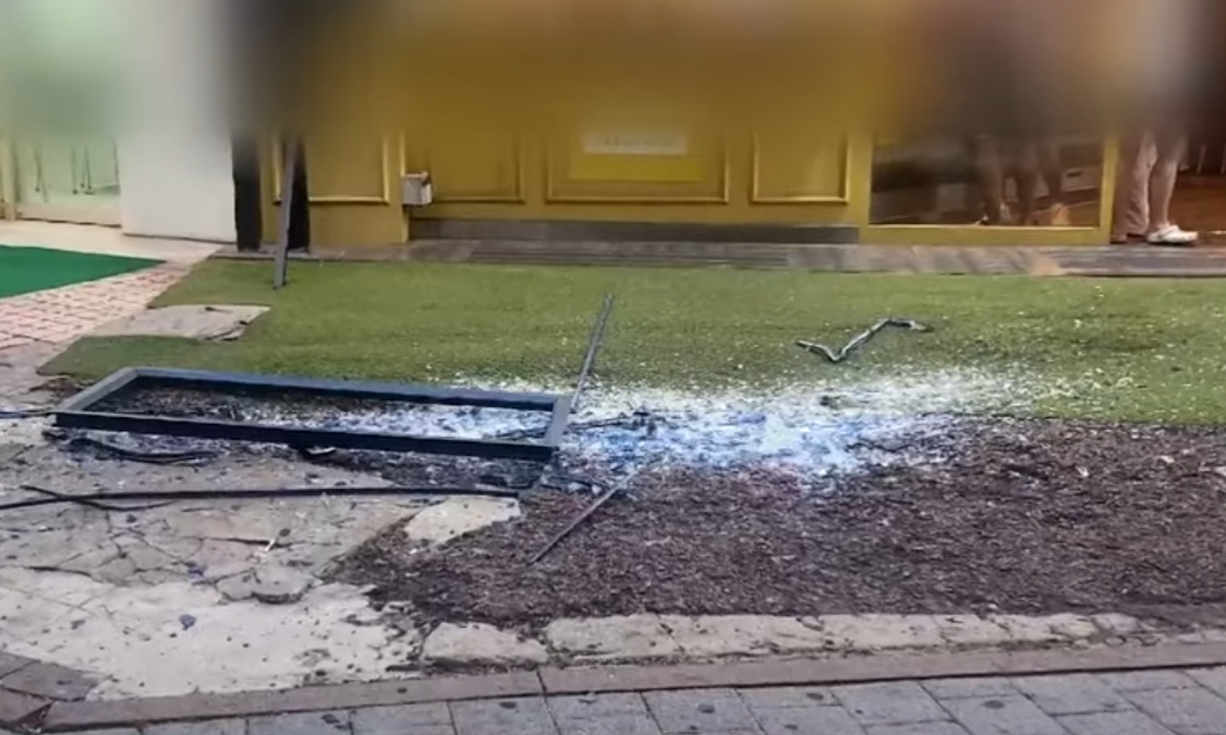 인테리어 업체 실수로 건물 10층에서 유리창이 떨어져 시민들 안전을 위협한 모습이 공개됐다./사진=JTBC '사건반장'