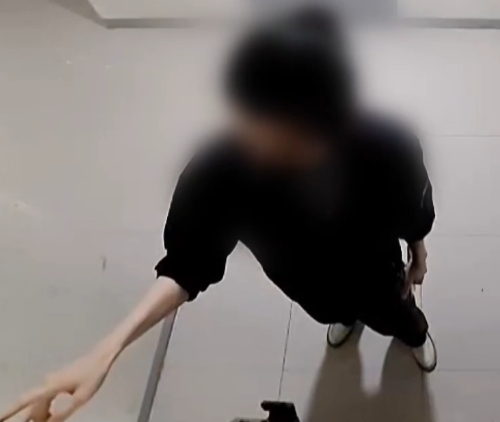 피해자 집 벨을 누르고 있는 A씨의 모습 /사진=TV조선 보도 화면