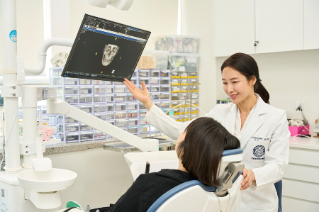 강동경희대병원 구강악안면외과 홍성옥 교수가 환자를 진료하고 있다./사진=강동경희대병원