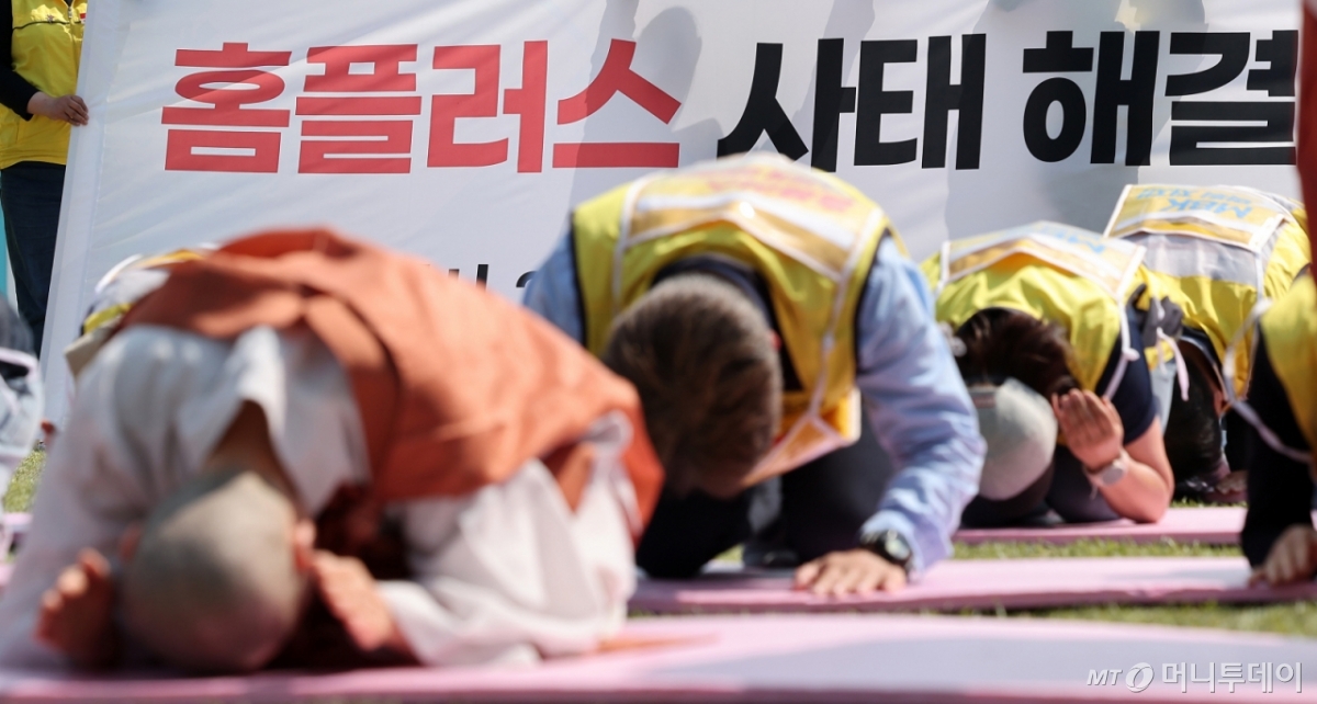 민주노총 서비스연맹 마트산업노동조합 안수용 홈플러스 지부장을 비롯한 회원들이 28일 서울 종로구 광화문광장에서 홈플러스 사태 해결을 위한 단식 선포 기자회견을 마친 후 108배를 하고 있다. 2025.4.28/뉴스1  Copyright © 뉴스1. All rights reserved. 무단 전재 및 재배포,  AI학습 이용 금지. /사진=(서울=뉴스1) 김성진 기자