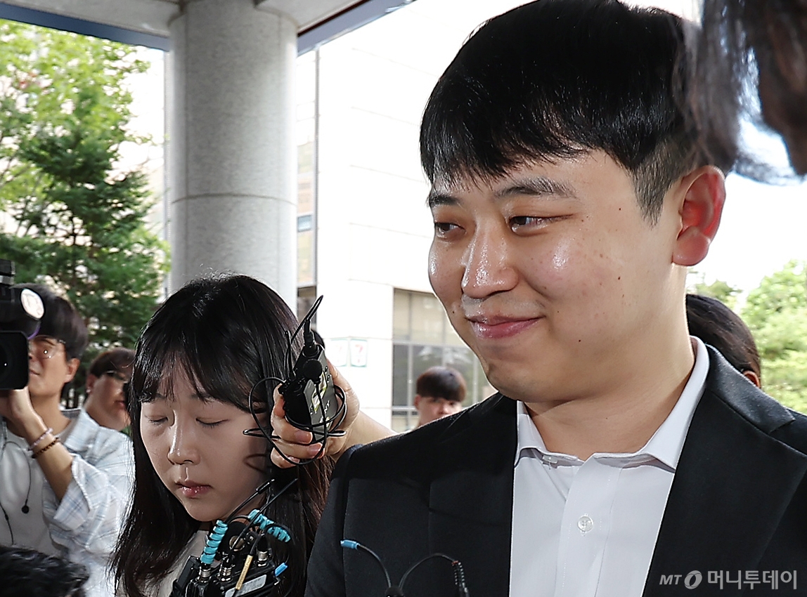 (서울=뉴스1) 김진환 기자 = 한성존 서울아산병원 전공의 대표가 9일 오전 서울 마포구 서울경찰청 광역수사단에서 대한의사협회(의협) 전·현직 간부들의 의료법 위반 방조 혐의 관련 참고인 조사에 참고인 신분으로 출석하고 있다. 2024.9.9/뉴스1  Copyright © 뉴스1. All rights reserved. 무단 전재 및 재배포,  AI학습 이용 금지. /사진=(서울=뉴스1) 김진환 기자