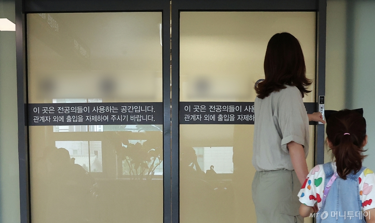 (서울=뉴스1) 김진환 기자 = 의대 증원에 반대해온 박단 대한전공의협회 비대위원장이 사퇴한 가운데 서울대병원과 서울아산병원, 세브란스병원 등 빅3 대형병원 전공의들이?조건부 복귀 의사를 밝혔다.   전공의들은 온·오프라인 대의원총회를 잇따라 열고 새로운 지도부 구성 및 정부와의 대화 준비를 논의할 계획이다.   사진은 25일 오후 서울 시내 한 대학병원 내 전공의 전용공간 앞으로 시민들이 지나고 있다. 2025.6.25/뉴스1  Copyright © 뉴스1. All rights reserved. 무단 전재 및 재배포,  AI학습 이용 금지. /사진=(서울=뉴스1) 김진환 기자