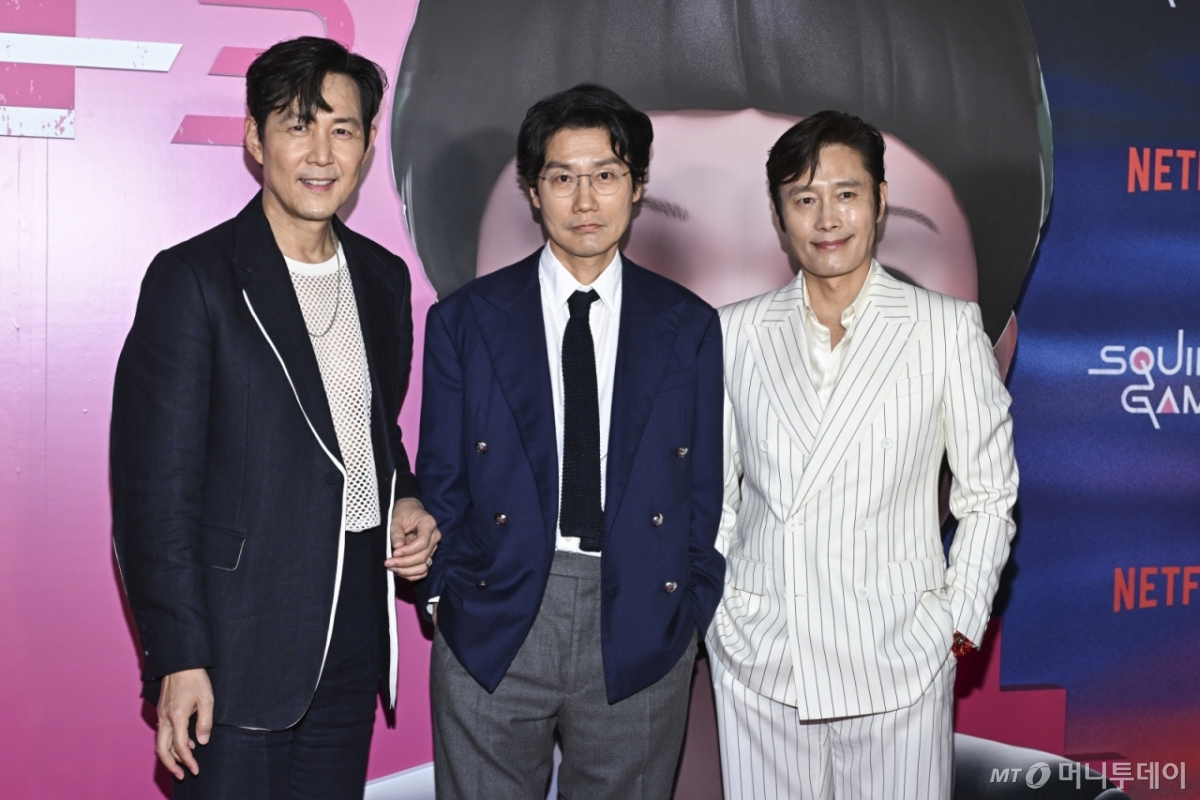 [뉴욕=AP/뉴시스] 황동혁(가운데) 감독이 배우 이정재, 이병헌과 함께 18일(현지 시간) 미국 뉴욕 플라자 호텔에서 열린 넷플릭스 시리즈 '오징어 게임' 시즌3(오겜3) 시사회에 참석해 포즈를 취하고 있다. 2025.06.19. /사진=민경찬