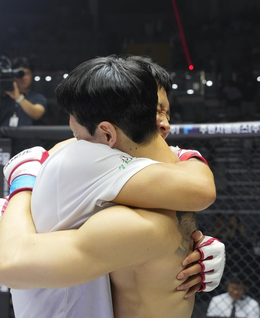 윤형빈(왼쪽)과 밴쯔가 포옹하고 있다. /사진=로드FC 사회관계망서비스(SNS)