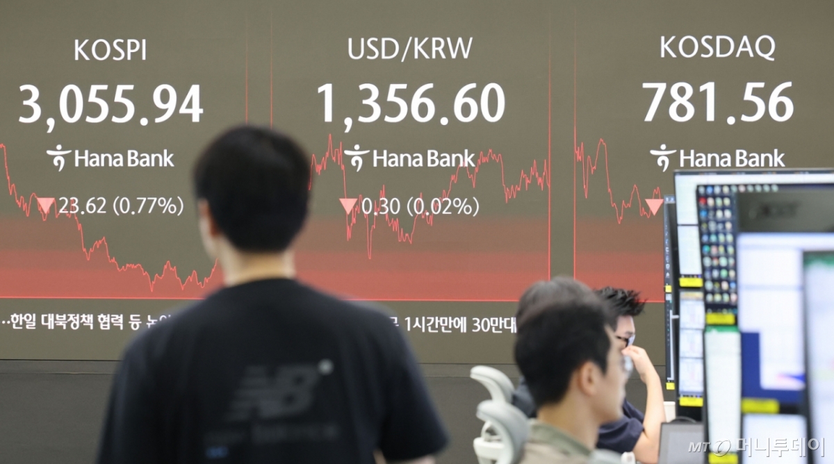 지난 27일 오후 서울 중구 하나은행 딜링룸에서 딜러들이 업무를 보고 있다  /사진=뉴시스