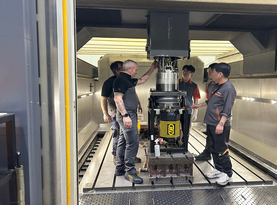 병역지정업체인 드림메카텍에서 근무하는 산업기능요원이 외국인과 소통하며 기술 경력을 쌓아가고 있는 모습. / 사진=병무청