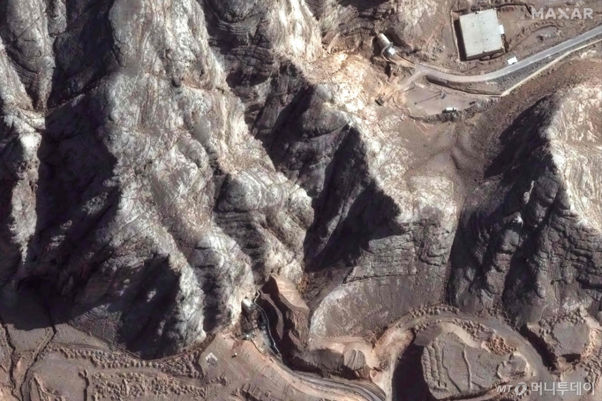 이란 중부 이스파한 핵농축 시설 인근 터널 입구가 최근의 공습으로 손상을 입었다. 미국 지리 정보 분석업체 막사테크놀로지에서 지난 24일(현지시간) 촬영한 위성사진. /사진=(이스파한 AFP=뉴스1)