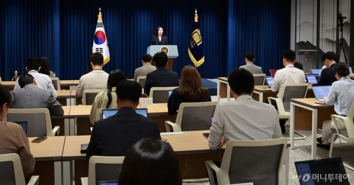 [서울=뉴시스] 고범준 기자 = 강유정 대변인이 20일 서울 용산구 대통령실 청사에서 현안 브리핑을 하고 있다. (대통령실통신사진기자단) 2025.06.20. bjko@newsis.com /사진=