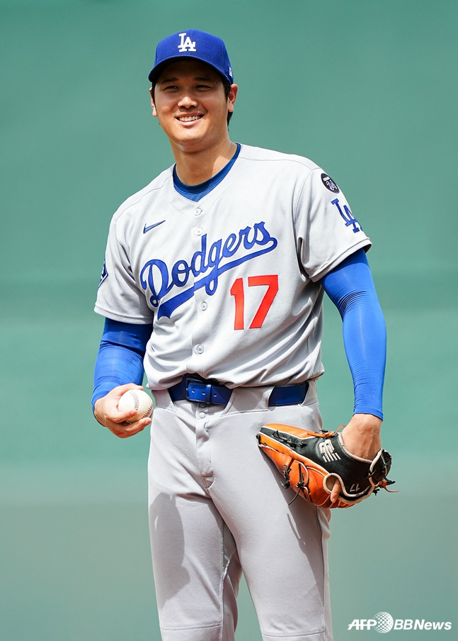 불펜에서 몸을 풀며 미소를 짓는 오타니. /AFPBBNews=뉴스1