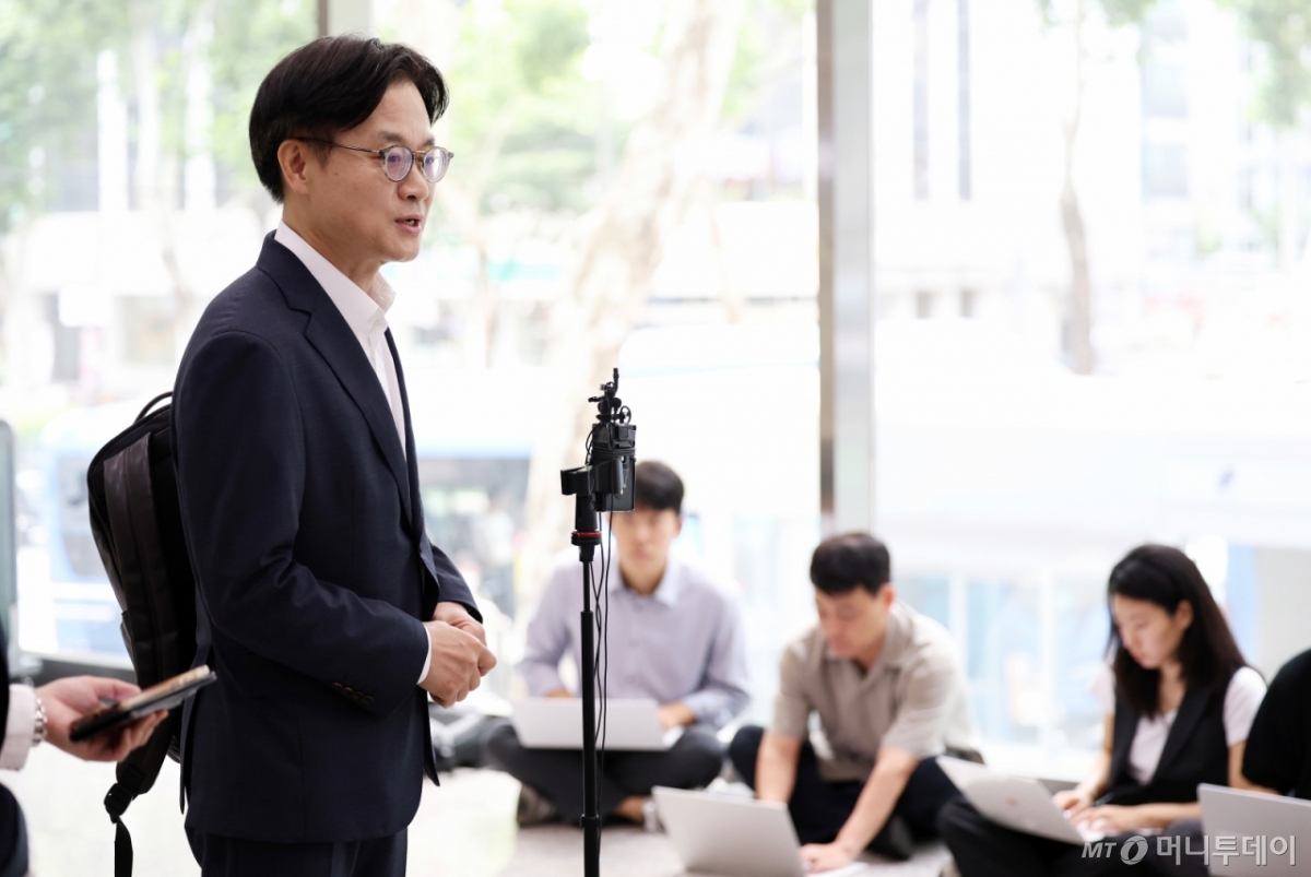 (서울=뉴스1) 오대일 기자 = 이재명 정부 초대 산업통상자원부 장관에 지명된 김정관 후보자(두산에너빌리티 사장)가 30일 오전 서울 강남구 한국기술센터에 마련된 인사청문회 준비단 사무실로 출근하며 지명 소감을 밝히고 있다. 2025.6.30/뉴스1  Copyright © 뉴스1. All rights reserved. 무단 전재 및 재배포,  AI학습 이용 금지. /사진=(서울=뉴스1) 오대일 기자