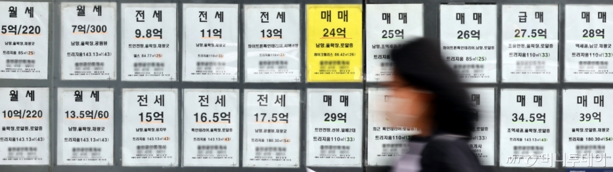 [서울=뉴시스] 박주성 기자 = 서울 집값 급등세에 6월 가계대출 증가액이 7조 원에 근접하며 5개월 연속 증가세를 이어가고 있다. 금융권과 금융당국에 따르면, 지난 26일 기준 전체 금융권 가계대출 잔액은 약 5조8천억 원 늘었다. 이에 금융당국이 주택담보대출 한도를 6억원으로 묶는 대출 규제를 발표한 만큼 '고액 영끌' 수요는 꺾일 것으로 예상된다.    사진은 29일 서울 시내 부동산 중계업소의 모습. 2025.06.29. park7691@newsis.com /사진=