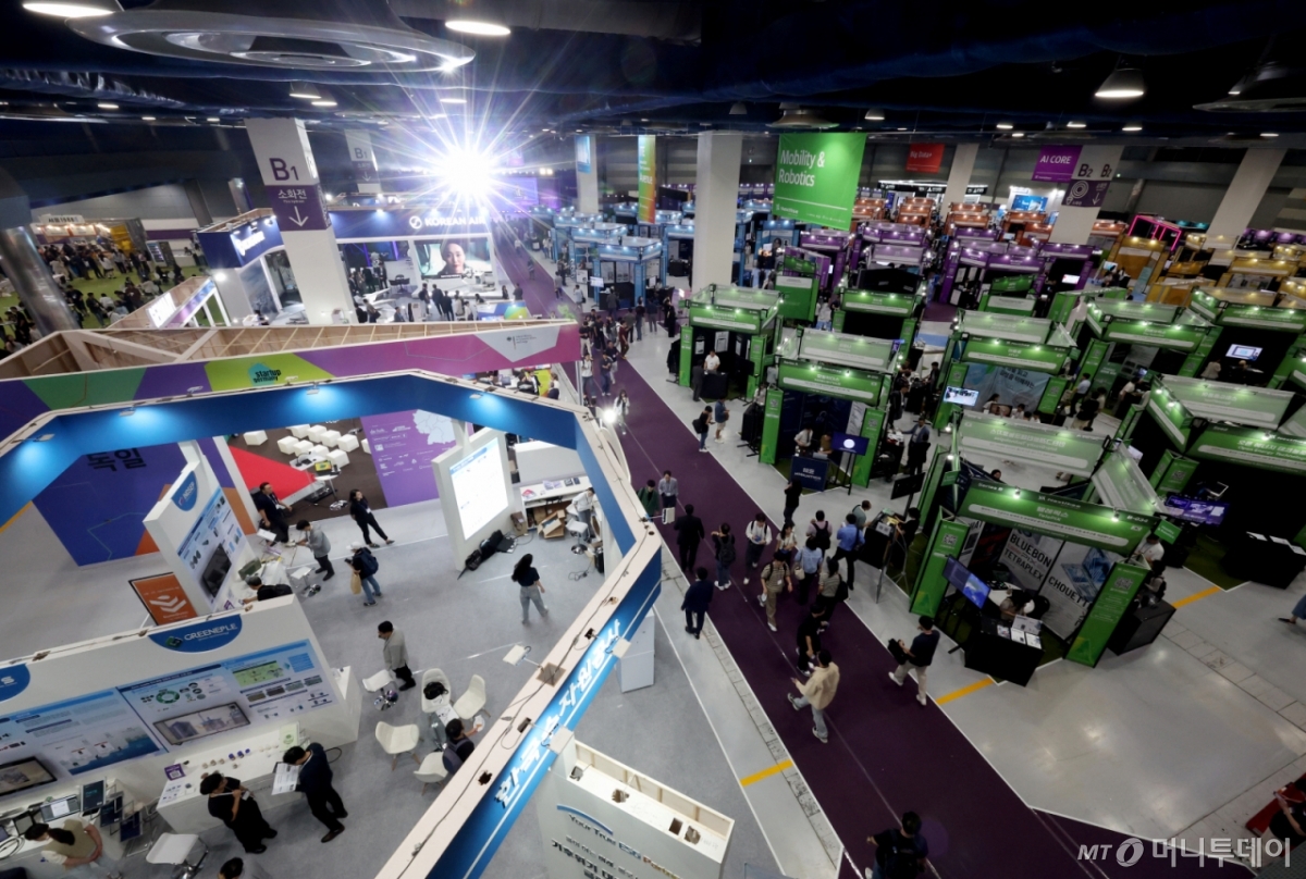 [서울=뉴시스] 김진아 기자 = 26일 서울 강남구 코엑스에서 열린 '넥스트라이즈 2025'에서 관람객들이 전시를 관람하고 있다. 2025.06.26. bluesoda@newsis.com /사진=김진아