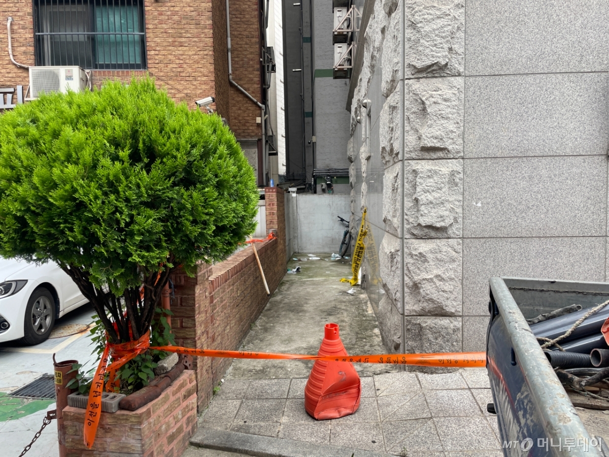 지난 29일 서울 관악구 신림동의 한 빌라에서 흉기난동이 발생했다. 피의자 A씨는 난동 이후 건물에서 추락해 심정지 상태로 병원에 이송됐으나 사망했다./사진=이현수 기자.