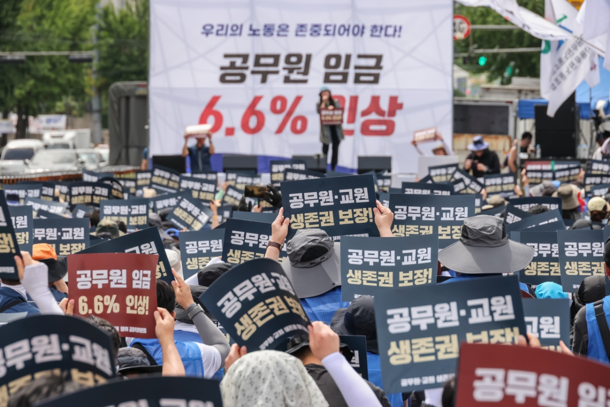 '공무원·교원 생존권 쟁취 공동투쟁위원회(공투위)' 소속 조합원 1000여명이 30일 정부서울청사 근처에서 내년 봉급 6.6% 인상 관철 간부 결의대회를 진행하고 있다./사진제공=전국공무원노동조합