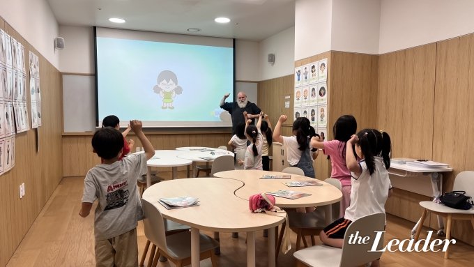 ▲들락날락 ‘영어랑 놀자’ 프로그램에 참여한 학생들이 원어민 선생님과 율동하고 있다./사진=신재은 기자 