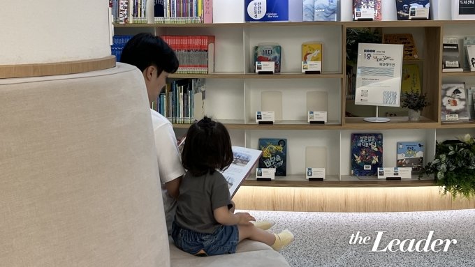 ▲부산시청 들락날락에서 아빠와 자녀가 책을 읽고 있다./사진=신재은 기자 