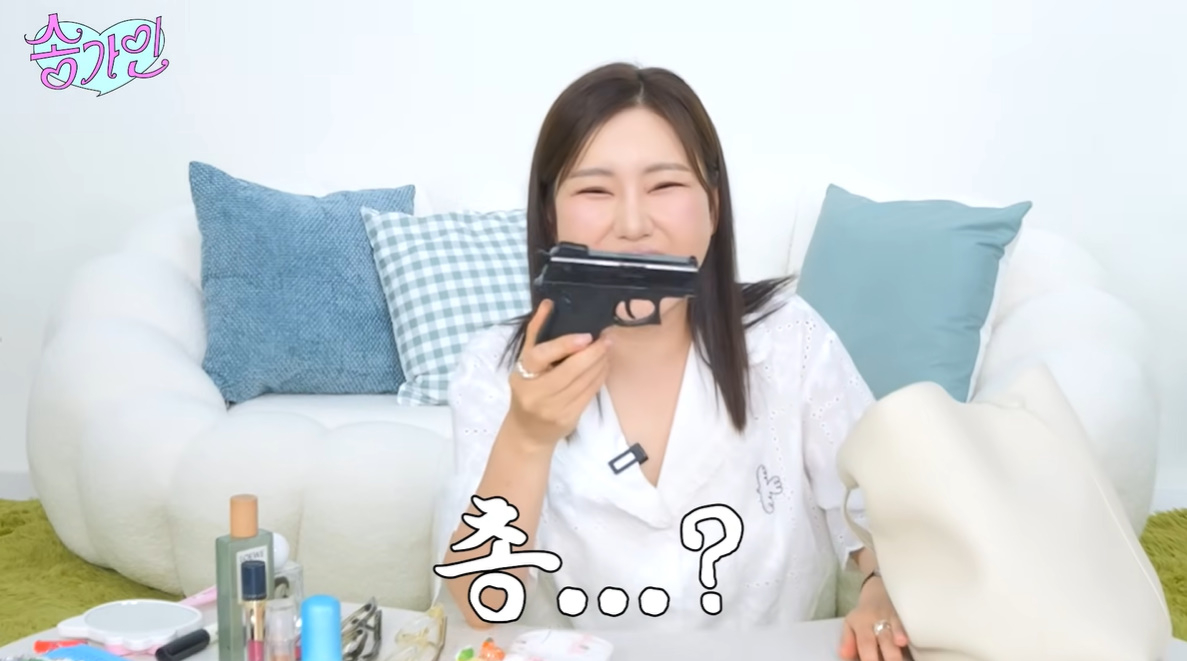 가수 송가인이 평소 가방에 호신용 총을 들고 다닌다고 고백했다./사진=유튜브 채널 '송가인' 영상