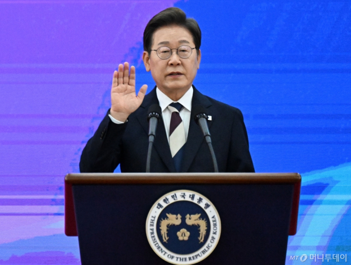 (서울=뉴스1) 국회사진기자단 = 이재명 대통령이 4일 오전 서울 여의도 국회에서 제21대 대통령 취임선서를 하고 있다. 2025.6.4/뉴스1  Copyright © 뉴스1. All rights reserved. 무단 전재 및 재배포,  AI학습 이용 금지. /사진=(서울=뉴스1) 국회사진기자단