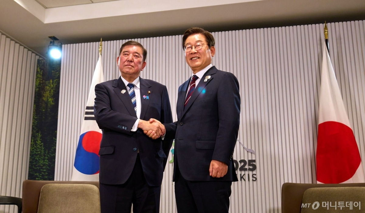 (서울=뉴스1) 박지혜 기자 = 이재명 대통령이 17일(현지시간) 캐나다 앨버타주 캐내내스키스 주요 7개국(G7) 정상회의장에서 이시바 시게루 일본 총리와 한·일 정상회담을 하고 있다. (대통령실 제공. 재판매 및 DB 금지)  2025.6.19/뉴스1  Copyright © 뉴스1. All rights reserved. 무단 전재 및 재배포,  AI학습 이용 금지. /사진=(서울=뉴스1) 박지혜 기자