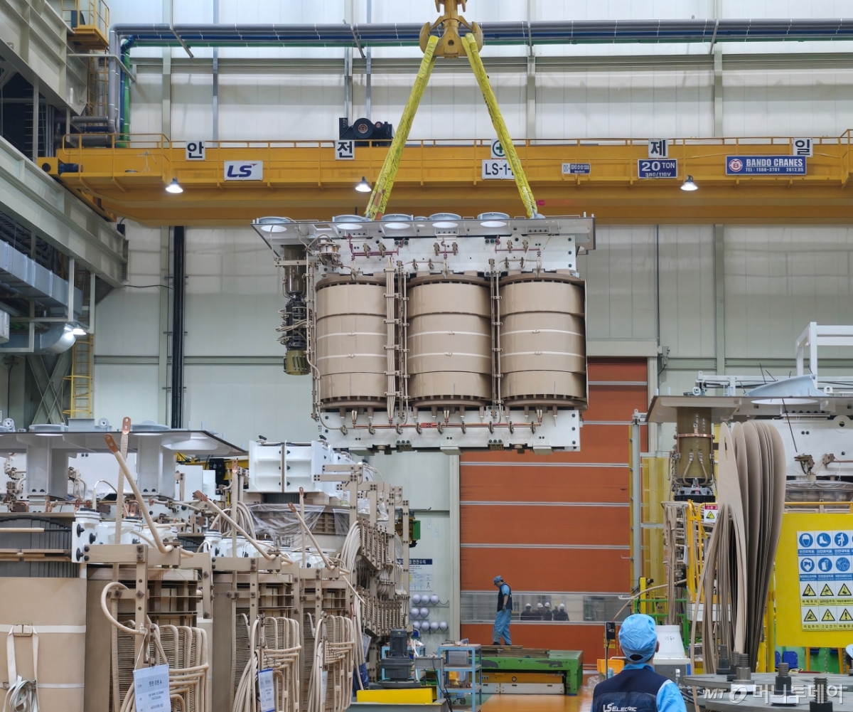권선을 마친 구리선은 규소 강판을 정밀 가공해 층층이 쌓은 철판과 조립하고 변압기의 본체로 만든다. 완성된 본체가 크레인으로 옮겨지는 모습./사진=최지은 기자