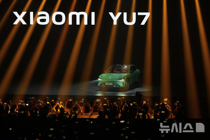 지난 5월22일 중국 베이징에서 열린 사오미 신제품 발표행사에서 샤오미의 첫 전기차 스포츠유틸리티차(SUV) YU7이 공개되고 있다. /사진=베이징=AP/뉴시스