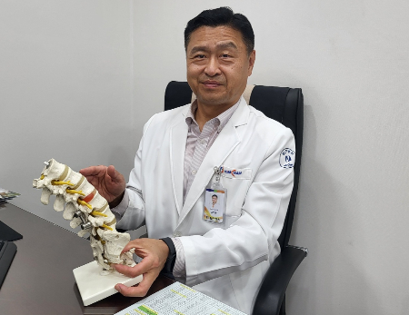 고한승 힘찬병원 척추클리닉 병원장이 척추 모형을 들어보이며 추간공 치료법을 설명하고 있다./사진=박정렬 기자