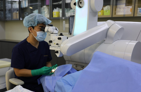 온누리스마일안과 김부기 원장이 스마일프로 시력교정 수술을 집도하고 있다./사진=온누리스마일안과